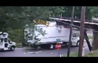 Un automobiliste qui décide de couper un camionneur sans penser un instant à la vitesse du camion…