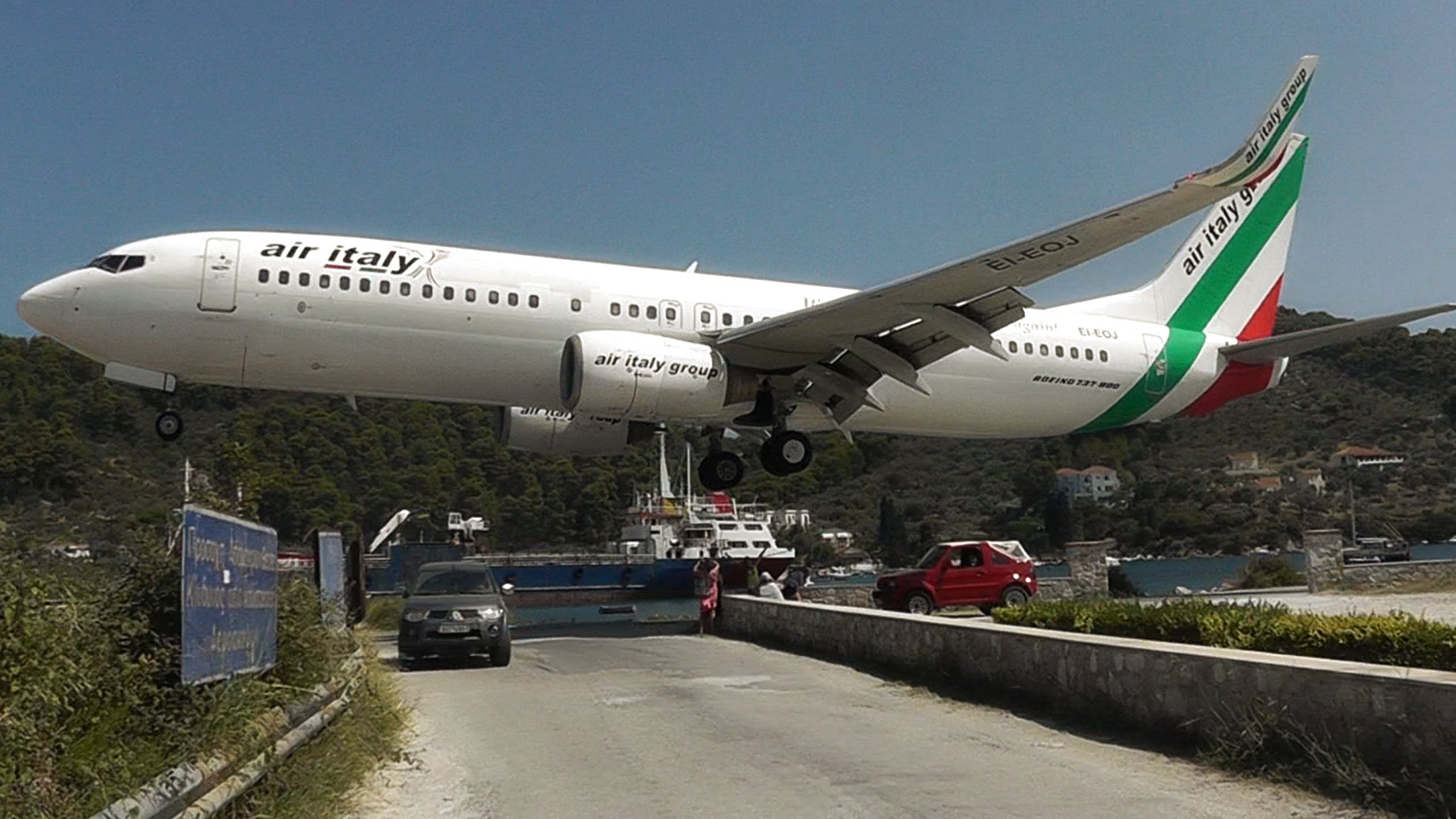 Skiathos, the Second St Maarten! Low Landings and Jetblasts – A Plane Spotting Movie