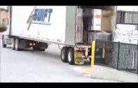 Un automobiliste qui décide de couper un camionneur sans penser un instant à la vitesse du camion…