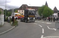 Un camion dans le terre-plein…