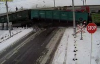 Camion VS train de marchandise : impossible de freiner sur une route glissante!