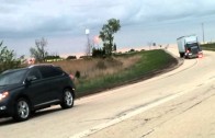 Ce camion recule dans l’entrée d’autoroute pour éviter le trafic…