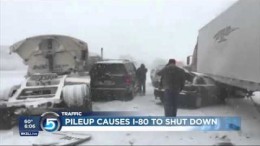 Plus de 33 camions et plus de 12 voitures impliqués dans un carambolage monstre dans le Wyoming le 12 novembre 2015