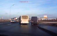 Un automobiliste qui décide de couper un camionneur sans penser un instant à la vitesse du camion…