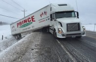 Un automobiliste qui décide de couper un camionneur sans penser un instant à la vitesse du camion…